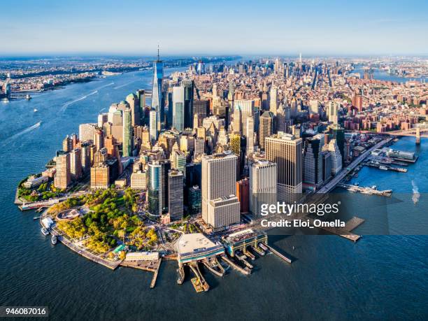 vista aerea di lower manhattan. new york - orizzonte urbano foto e immagini stock