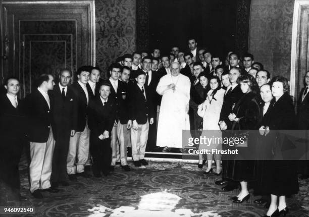 Rome January 24, 1959 Pope John XXIII receives the GS IGNIS cycling team with riders Baldini, Poblet, Maspes and Fallarini. Pope John XXIII, Ioannes...