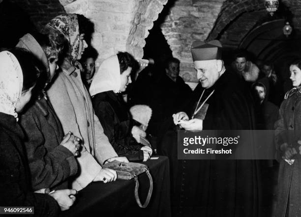 Venice Cardinal Roncalli receives a group of artists in the Crypt Marciana. Pope John XXIII, Ioannes XXIII), born Angelo Giuseppe Roncalli 25...