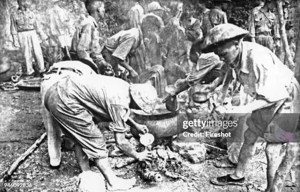 Battle of Diem Bien Phu 1954-Dien Bien Phu, Vietminh cooks serve water on the way of operation.