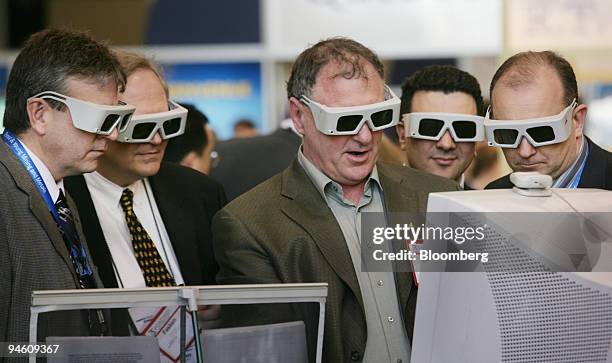 Dennis O'Leary, center, from Edmonton, Alberta, who works in terrain sciences for Jacques Whitford/AXYS, demonstrates a 3D-high definition mapping...