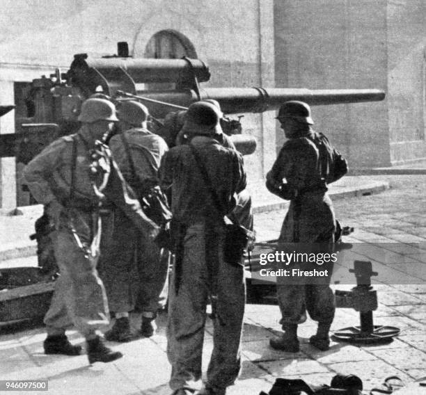 Second World War-Italian Armistice in 1943. German 88 mm gun ready to fire on a street in an Italian city during the fighting wafter the Italian...