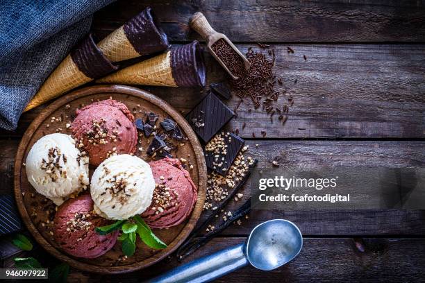 bodegón de helado de chocolate y vainilla - gelato fotografías e imágenes de stock