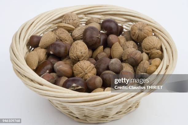 Panier de fuits secs, noix, amandes, noisettes, chataignes.