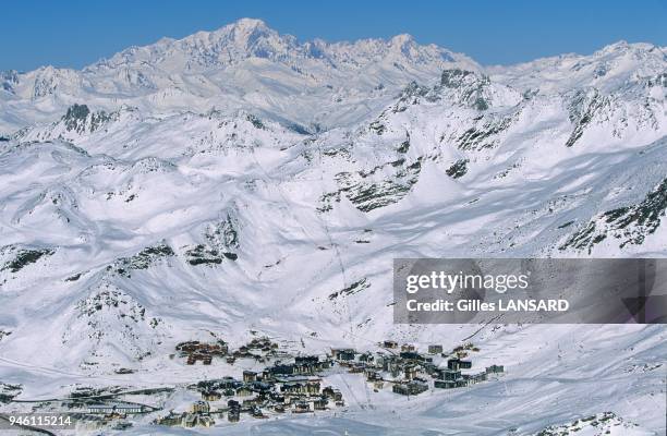 Vue g?n?rale depuis la cime Caron avec au fond le massif du Mont-Blanc.