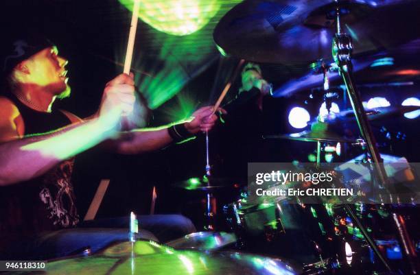 BATTEUR, JOUEUR DE BATTERIE EN CONCERT, FETES DE PAQUES SAMI, KAUTOKEINO, LAPONIE, NORVEGE.