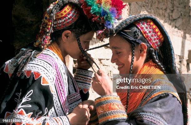 Dans les montagnes du nord du Pakistan, ? la fronti?re avec l'Afghanistan, les Kalash, anciens pasteurs nomades animistes, s'efforcent de maintenir...