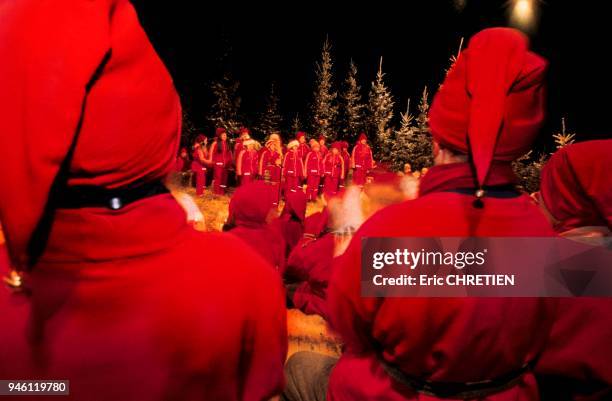 LUTINS DANS LE VILLAGE DU PERE NOEL, ROVANIEMI, LAPONIE, FINLANDE.