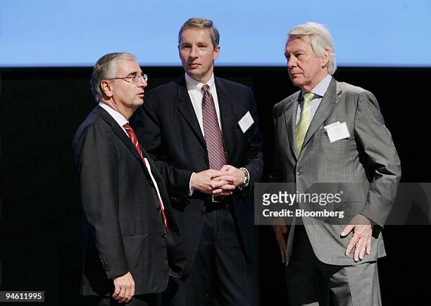 Bayer AG Chief Executive Officer Werner Wenning, right, speaks to Siemens AG Chief Executive Officer Klaus Kleinfeld, center, and Allianz Chief...
