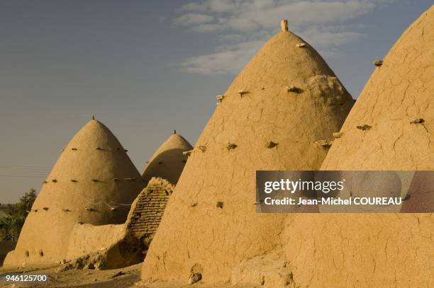 Maison traditionnelle Syrienne du village Al Srouje en forme de pain de sucre, brique recouverte de terre. Maison traditionnelle Syrienne du village...