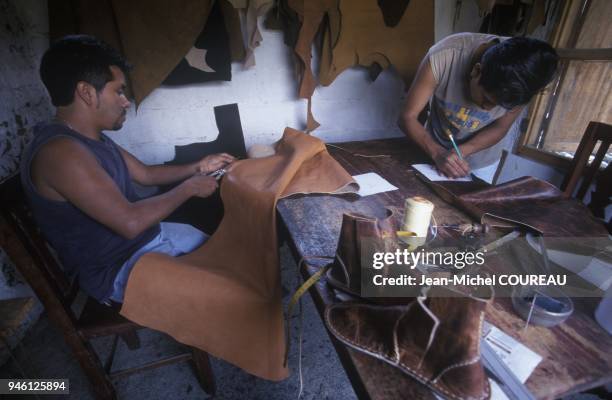 Perdo et Fernando Gonzalez r?alisent dans leur atelier des chaussures faites sur mesure. Perdo et Fernando Gonzalez r?alisent dans leur atelier des...