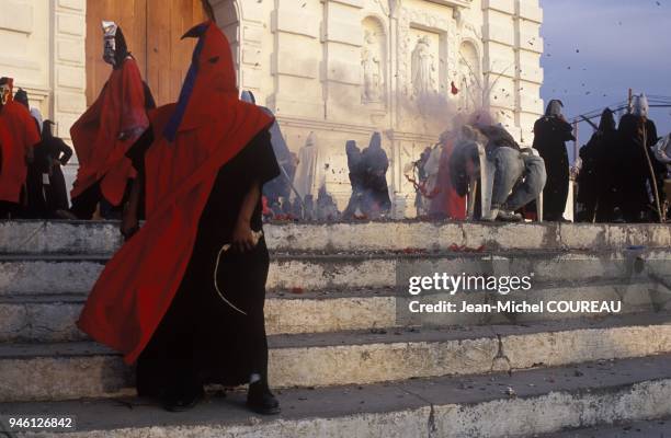 En marge des festivit?s religieuses de la Semaine Sainte, les habitants de Rabinal manifestent contre la corruption et vendent des listes de...