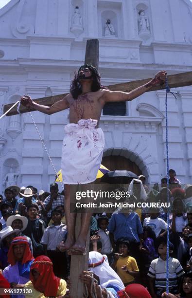 Tableau vivant de la vie, de la mort et de la r?surrection du Christ effectu? par de jeunes croyants. Le Christ mont? sur la croix . Tableau vivant...