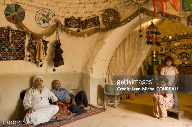 Int?rieur d'une maison traditionnelle syrienne en forme de pain de sucre, brique recouverte de terre. Int?rieur d'une maison traditionnelle syrienne...