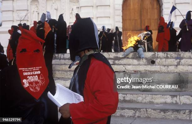 En marge des festivit?s religieuses de la Semaine Sainte, les habitants de Rabinal manifestent contre la corruption et vendent des listes de...