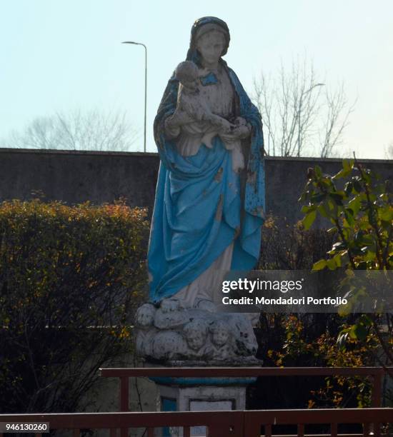 La statua della Madonna con bambino davanti alla parrocchia di San Galdino davanti alle case bianche di via Salomone. Papa Francesco visiterÃŒÃŠ il...