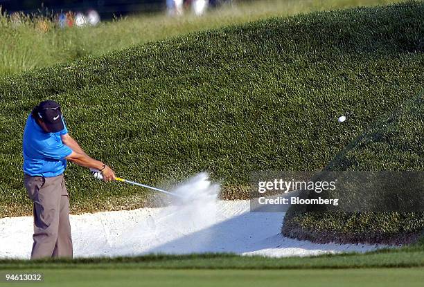 Golfer Stephen Ames hits ouf of a bunker onto the 18th fairway at Oakmont County Club in Oakmont, Pennsylvania, during the third round of the 107th...