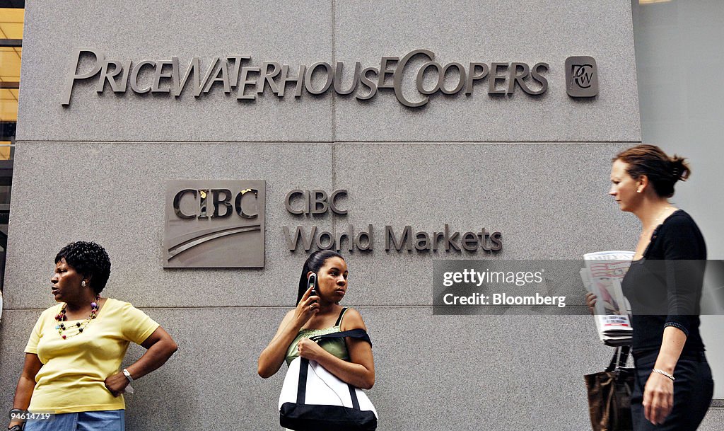 Danielle Alston of Union City, Tennessee, center, talks on h