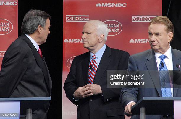 John McCain, U.S. Senator for Arizona, center, speaks with Duncan Hunter, representative for California, left, while Tommy Thompson, former governor...