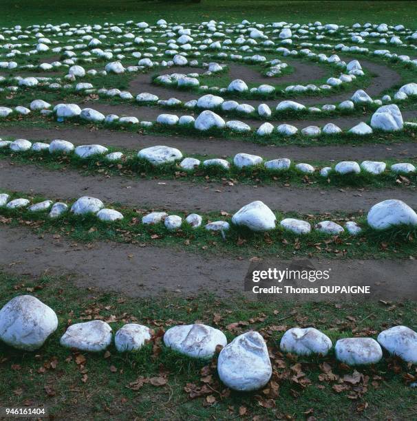 LABYRINTHE MINERAL DANS LE JARDIN DE BAGATELLE, PARIS .