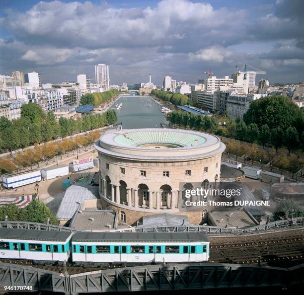 Oeuvre de Claude Nicolas Ledoux, ?rig?e en 1784, la Rotonde se trouve face au Bassin de la Villette.