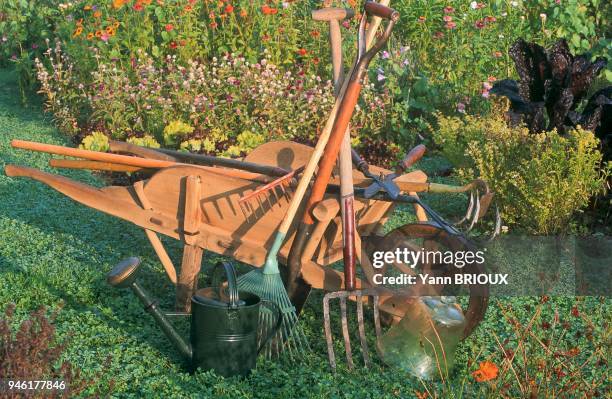 OUTILS DE JARDINAGE AU POTAGER.