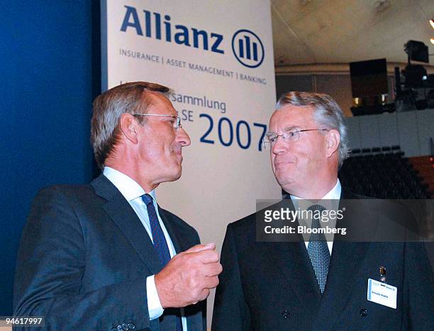 Allianz SE Chief Executive Officer Michael Diekmann, left, speaks with Allianz Chairman of the Supervisory Board Henning Schulte-Noelle prior to the...