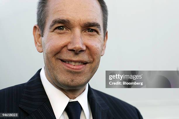 American contemporary artist and sculptor Jeff Koons poses before a talk at the Serpentine Gallery in London, U.K., Friday, October 13, 2006. On a...