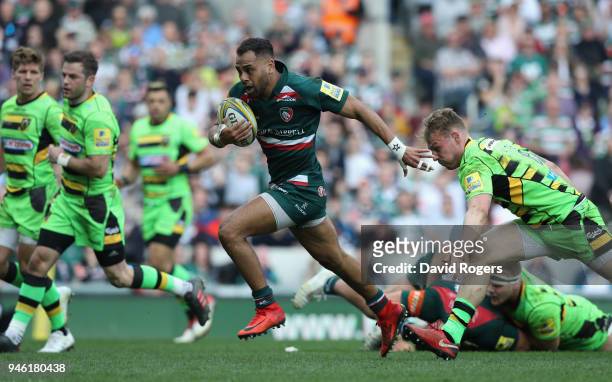 Telusa Veainu of Leicester Tigers charges upfield to score their first try during the Aviva Premiership match between Leicester Tigers and...
