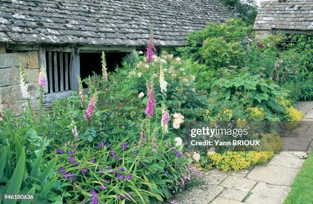 MAISON ET JARDIN FLEURI.