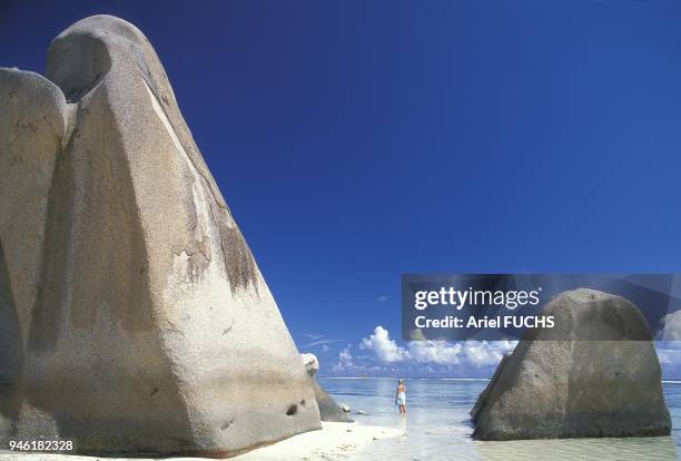 Femme ? la digue, ? Anse Source d'Argent Femme ? la digue, ? Anse Source d'Argent.