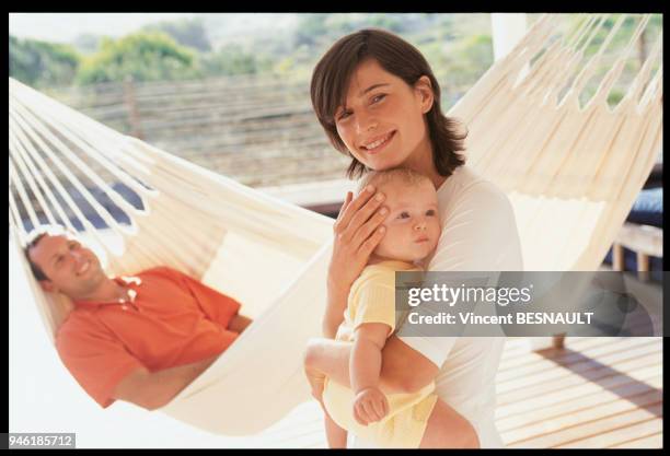 FAMILLE DANS UN HAMAC.