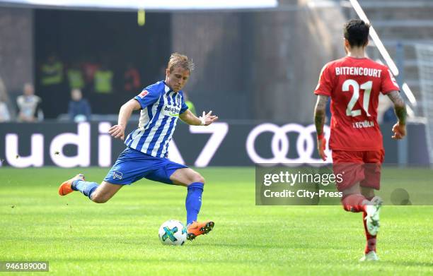 Per Skjelbred of Hertha BSC and Leonardo Bittencourt of 1. FC Koeln during the Bundesliga game between Hertha BSC and 1st FC Koeln at Olympiastadion...