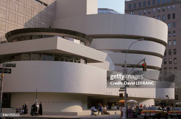 Le Solomon R. Guggenheim Museum a ?t? con?u par l'architecte Frank Lloyd Wright .