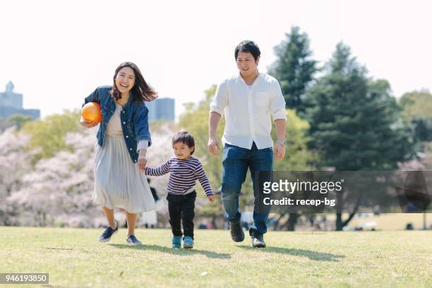 japanese famille de profiter de leur temps au printemps - parents and children enjoying park photos et images de collection