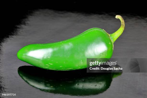 close-up of a green jalapeno pepper (capsicum annuum) - bolet poivré photos et images de collection