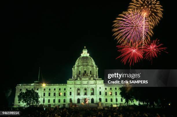 FEUX D' ARTIFICES DANS LE CAPITOLE A SAINT-PAUL, MINNESOTA, ETATS-UNIS.