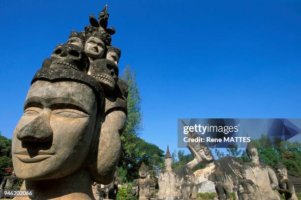 Xieng Khuan est plus couramment appel? " Suan Phut " . Ce parc date de 1958, les statues sont en b?ton. Cette r?alisation est l''uvre d'un pr?tre...