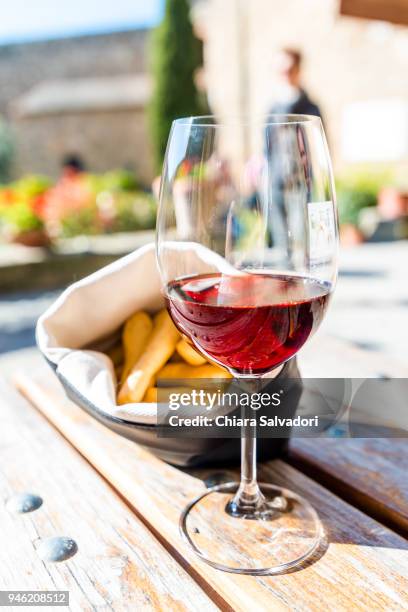 a glass of "brunello di montalcino" - montalcino imagens e fotografias de stock