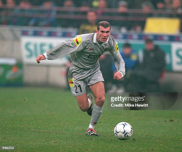 Zinedine Zidane of Juventus in action during the Italian Serie A match against Inter Milan played at the San Siro, in Milan, Italy. The match ended...