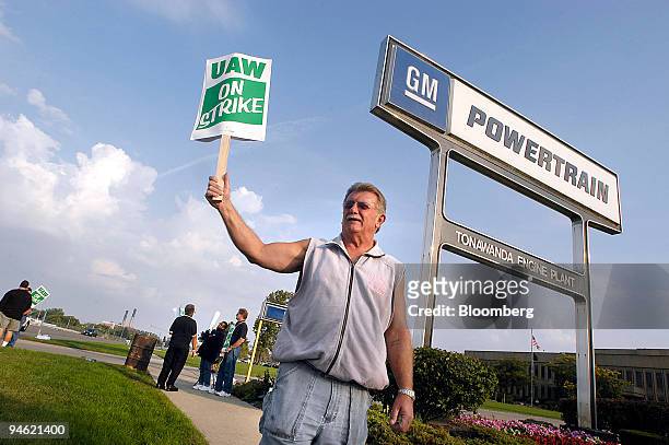 Ralph Lommer, a 30-year employee of the General Motors Powertrain Tonawanda Engine Plant, holds a UAW on Strike sign outside the plant in Tonawanda,...