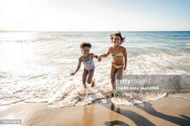 loisirs d'été - children swimming photos et images de collection