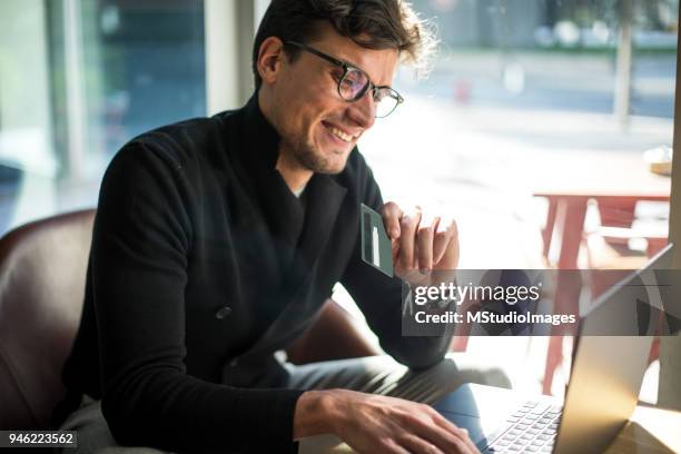 glimlachende man winkelen. - business credit card stockfoto's en -beelden