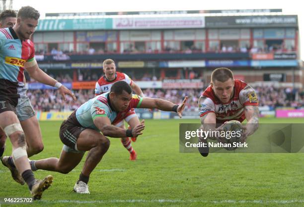 Jason Woodward of Gloucester scores a try during the Aviva Premiership match between Gloucester Rugby and Harlequins at Kingsholm Stadium on April...