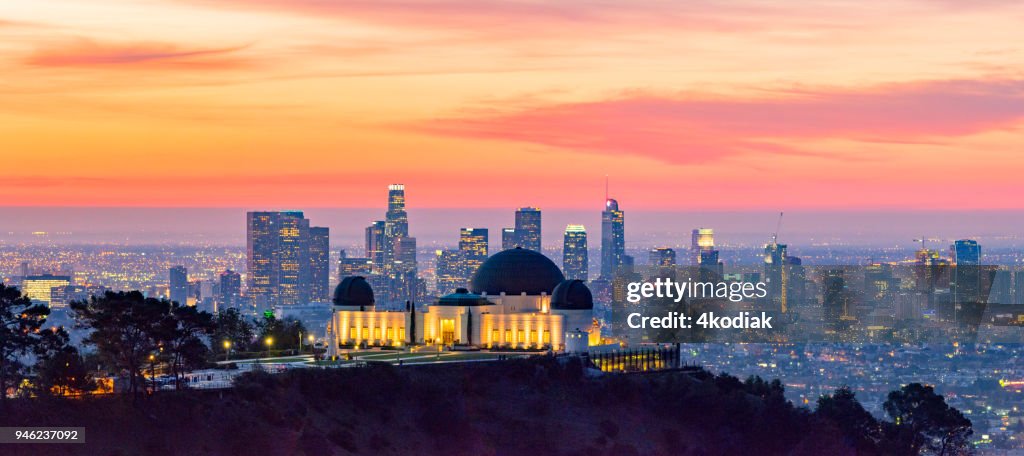 Horizonte de los Ángeles en el Panorama de amanecer y Observatorio del parque Griffith en primer plano