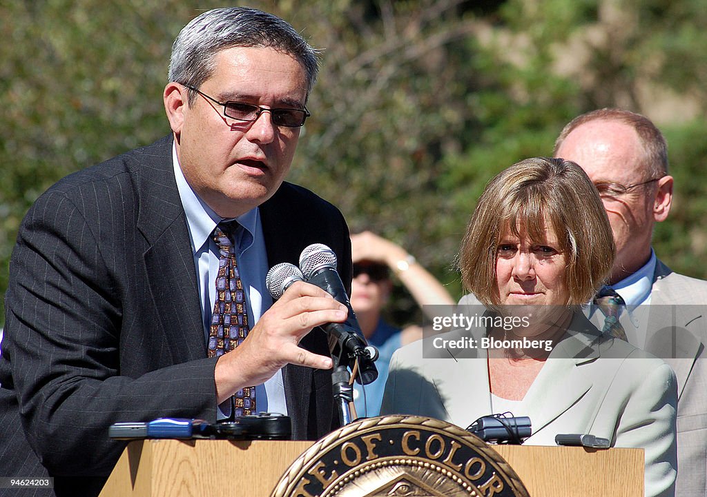 Jeff Copp, left, of the Denver office of the Bureau of Immig