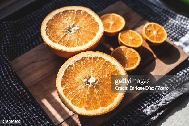 fresh oranges for juicing. - quetschen stock-fotos und bilder