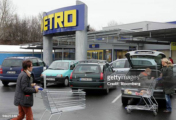 Customer load cars with purchases in the parking lot of a Metro store in St. Augustin, Germany, Wednesday, January 3, 2007. Metro AG, the country's...