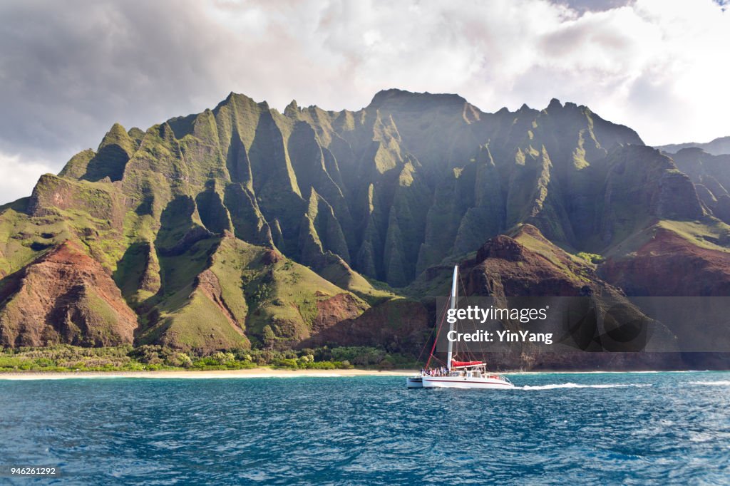 Passeio de barco na paisagem cénica Na Pali Coast de Kauai, Havaí