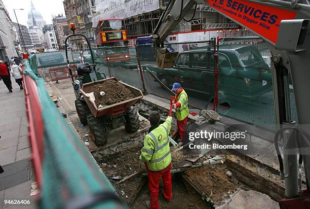 Contractors work on replacing a Thames Water main on Fleet Street near St. Paul's Cathedral in London, U.K., Tuesday, October 2006. A group led by...